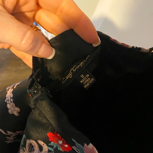 SUPER CUTE Rose Print Dress and Bow - Picture 2 of 3